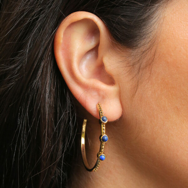 Ohrring-Creole-fourth-dimension-muenchen-schmuck-gold-silber-lapis-people